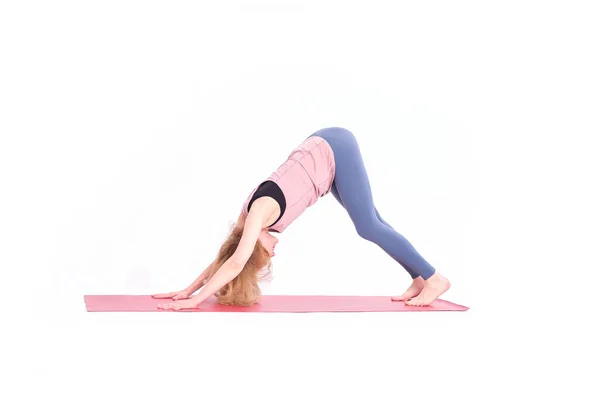 Asanas de ioga de mulher de meia idade. instrutor mostra uma pose de ioga isolado em um fundo branco. mulher praticando ioga conceito equilíbrio natural entre corpo e desenvolvimento mental. — Fotografia de Stock