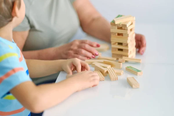 En äldre kvinna leker med sitt barnbarn hemma. Förhållandet mellan generationerna. ha kul tillsammans — Stockfoto