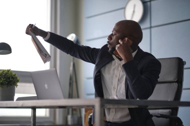 Pazarlama istatistikleriyle çalışan düşünceli, ciddi, karışık ırk iş analisti. Düşünceli genç Afro-Amerikan Uluslararası Şirket Yöneticisi iş yerinde zor bir görevle çalışıyor..