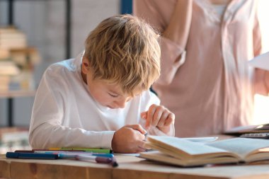 Bilgisayarlı bir iş kadını ve tabletli bir oğlu var. Evde çalışan çok görevli, serbest çalışan ve annelik kavramı. Küçük tatlı oğlu çalışırken onun yanında tabletle oynuyor.