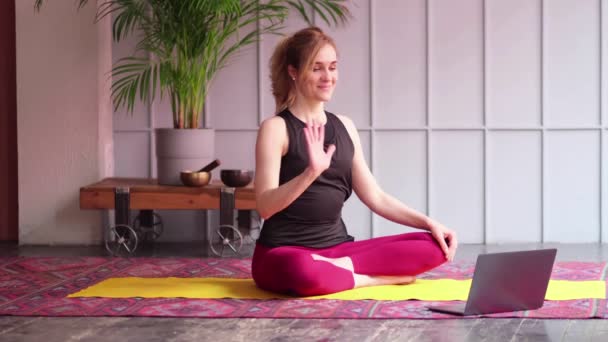 Online sportovní fitness jóga trénink cvičení. žena dělá cvičení naproti notebooku doma. Yoga asanas. rovnováha mezi tělesným a duševním vývojem. pohled zblízka. Zpomalit na video. stock záběry — Stock video
