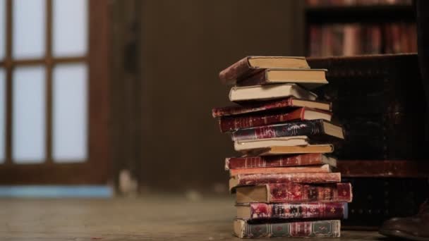 Hromada knih padá na podlahu v knihovně. Vzdělávání koncept ve staré knihovně, stack hromady literatury text akademický archiv — Stock video
