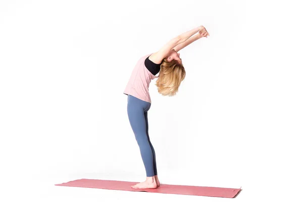 Жінка середнього віку йога асан. інструктор показує позу від йоги ізольовано на білому тлі. жінка практикує концепцію йоги природний баланс між тілом і розумовим розвитком . — стокове фото