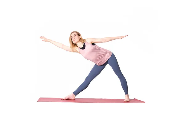 Asanas de ioga de mulher de meia idade. instrutor mostra uma pose de ioga isolado em um fundo branco. mulher praticando ioga conceito equilíbrio natural entre corpo e desenvolvimento mental. — Fotografia de Stock