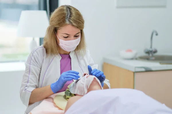 Mulher esteticista médico no trabalho no centro de spa. Retrato de uma jovem cosmetologista profissional. Ocupação de cuidados de saúde, carreira médica. Jovem médico preparando paciente para procedimentos de beleza. — Fotografia de Stock