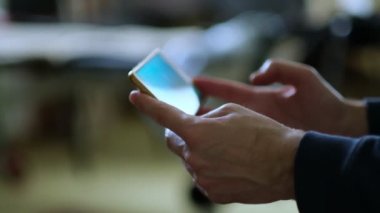 Adam cep telefonu kullanıyor. Manzarayı kapat. Yavaş çekim görüntüleri