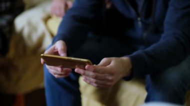 Adam cep telefonu kullanıyor. Manzarayı kapat. Yavaş çekim görüntüleri