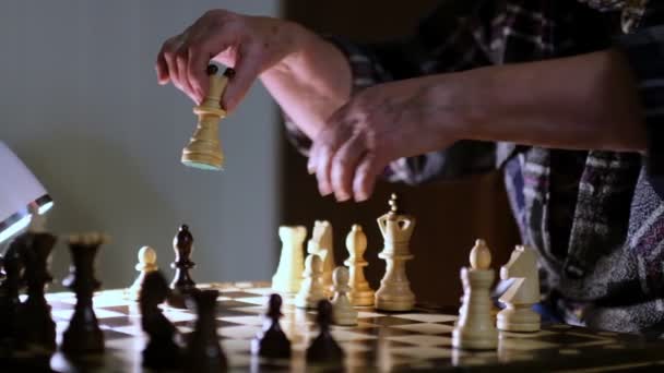 Бабуся грає в шахи з онуком вдома. крупним планом. Повільні кадри руху. Постріл відео . — стокове відео