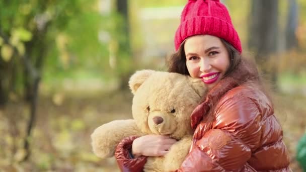 Närbild porträtt av vacker kvinna med bruna ögon i stickad röd hatt. Ett lyckligt leende. närbild. Slow motion-video. Beståndsbilder — Stockvideo