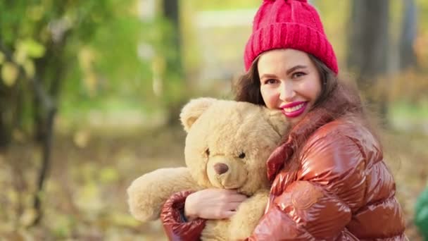 Close up portret van mooie vrouw met bruine ogen in gebreide rode muts. Vrolijke glimlach. Van dichtbij gezien. Een slow motion video. voorraadbeelden — Stockvideo