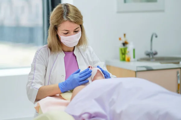 Kosmetikerin Ärztin bei der Arbeit im Kurzentrum. Porträt einer jungen professionellen Kosmetikerin. Gesundheitsberuf, medizinische Karriere. Weicher Fokus — Stockfoto