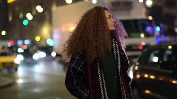 Jovem mulher moderna caminha pela cidade sozinha — Vídeo de Stock