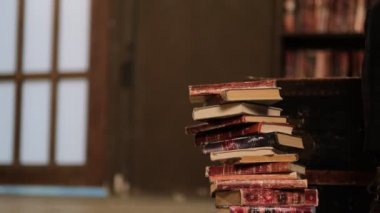 Kitap yığını kütüphanede yere düşüyor. Eski kütüphanede eğitim öğrenme kavramı, yığınla edebiyat metni akademik arşivi