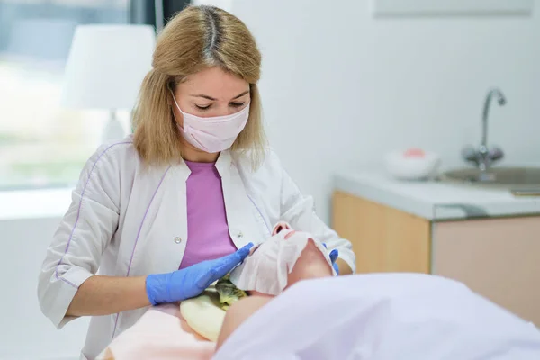 Mulher esteticista médico no trabalho no centro de spa. Retrato de uma jovem cosmetologista profissional. Ocupação de cuidados de saúde, carreira médica. foco suave — Fotografia de Stock