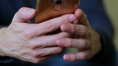 Adam cep telefonu kullanıyor. Manzarayı kapat. Yavaş çekim görüntüleri