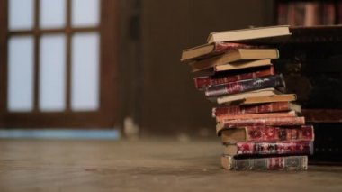 Kitap yığını kütüphanede yere düşüyor. Eski kütüphanede eğitim öğrenme kavramı, yığınla edebiyat metni akademik arşivi