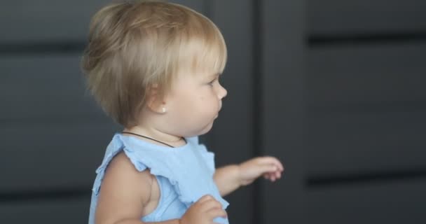 Little baby goes to mom. Mom leads her little daughter by the hand, walking to the living room. — Stockvideo