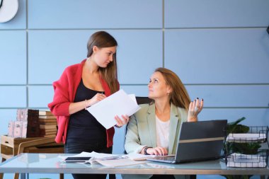 Kıdemli akıl hocası bir meslektaşım, kıdemsiz bir çalışana ders veriyor. Ofis. İş kavramı.