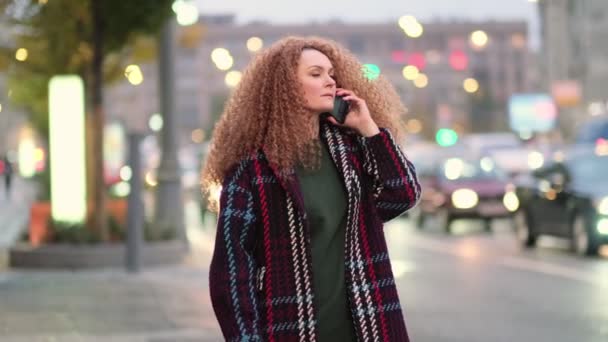 Jovem mulher caminha pela cidade, esperando por seu amigo, estilo de vida em uma bela cidade. Vídeo em câmara lenta. imagens de stock — Vídeo de Stock