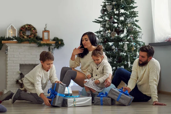 Grande família na manhã de Natal presentes abertos no chão sob a árvore. família feliz passar tempo juntos — Fotografia de Stock