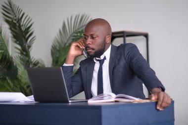 kızgın genç Afrikalı Amerikalı iş adamı. Girişimci küçük bir ofiste ya da evde dizüstü bilgisayara kızgın ve öfkeli.