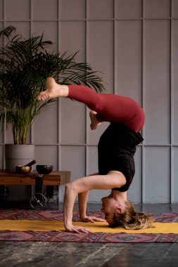 Orta yaşlı kadın yogası. Eğitmen yoga pozu veriyor. Yoga yapan bir kadın. Vücut ve zihinsel gelişim arasındaki doğal denge..