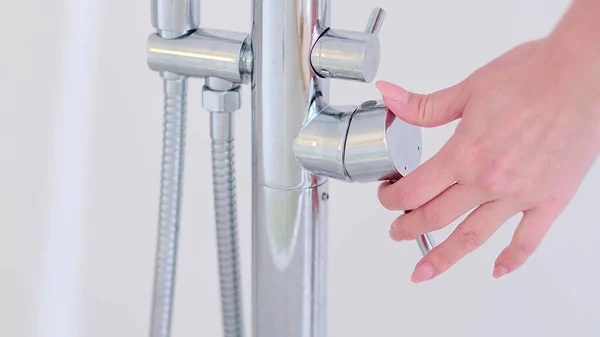 Water dripping to stop running as hand turn off the faucet. Save the water concept. Detect a Leak week. hand close water tap. Selective focus. — Stock Photo, Image