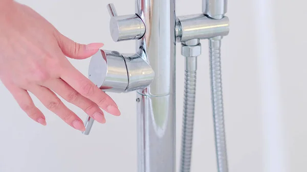 Gotejamento de água para parar de funcionar como mão desligar a torneira. Poupa o conceito de água. Detectar uma semana de fuga. mão torneira de água perto. Foco seletivo. — Fotografia de Stock
