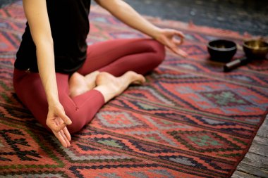 Meditasyon sırasında ellerin ayrıntıları. Yoga yapan bir kadın. Vücut ve zihinsel gelişim arasındaki doğal denge..