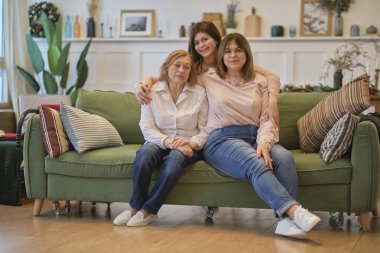 Orta yaşlı anne yetişkin kız ve büyükanne, farklı nesillerden kadınlar evde birlikte, sıcak ilişkileri ve sevgi dolu kavramı severler.