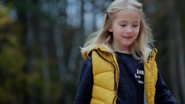 Portrait of smiling little girl running and jumping in park. Happy child in the park. Slow motion video. stock footage — Stock Video