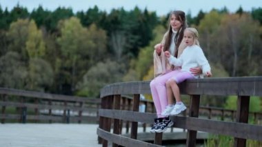 Kız annesiyle, annesi kızıyla vakit geçiriyor. Mutlu aile parkta birlikte vakit geçirir. Nesiller arası ilişkiler. Yavaş çekim videosu. depolama görüntüleri