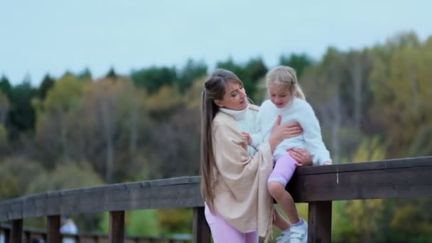 Дівчина зі своєю мамою, красива мати з дочкою проводить час разом. Щаслива мати з дитиною насолоджується в чудовий осінній день . — стокове відео