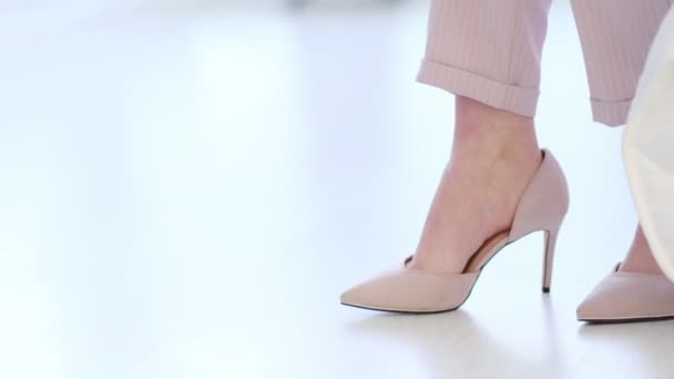 Beautiful young business woman taking her shoes off after a long day. pastel colors, soft focus. Selective focus. Slow motion video. stock footage — Stock Video