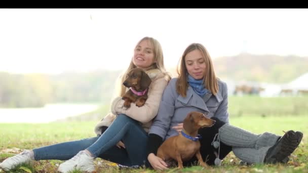Zeitlupe. Zwei Freundinnen im Park spielen mit ihren Hunden. Schwestern-Beziehung. verbringen Sie einen Tag im Park spielen und Spaß haben. Nahaufnahme Shot-Video. — Stockvideo