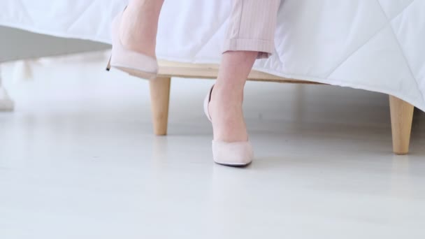 Beautiful young business woman taking her shoes off after a long day. pastel colors, soft focus. Selective focus. Slow motion video. stock footage — Stock Video