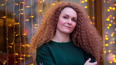 Düşünceli güzel bir kadının portresi. Doğal güzellik, modern kadınlar..