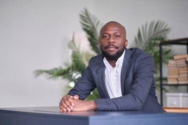 Ofisteki Afrikalı Amerikalı girişimcinin portresi. Ciddi yüz ifadesi, genç adam bir test veya röportajdan önce toplanır.