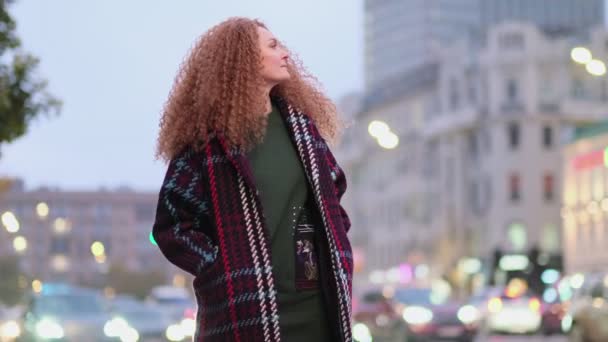 Jovem mulher caminha pela cidade, esperando por seu amigo, estilo de vida em uma bela cidade. Vídeo em câmara lenta. imagens de stock — Vídeo de Stock