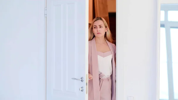 Kadın kapıyı açıyor. Yorgun bir kadın yoğun bir iş gününden sonra bir odaya ya da dairesine girer. — Stok fotoğraf
