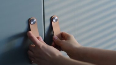 Elle kapatılmış ahşap dolap. Yavaş çekim videosu. depolama görüntüleri
