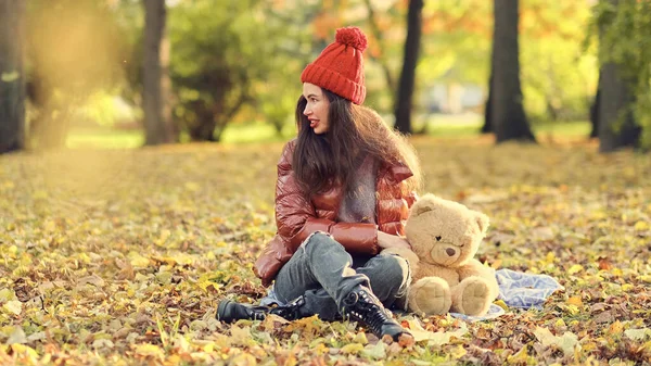 Szczęśliwy piękny i piękny mieszane rasy Azji kaukaskiej młoda kobieta w lesie w kolorach jesieni. — Zdjęcie stockowe