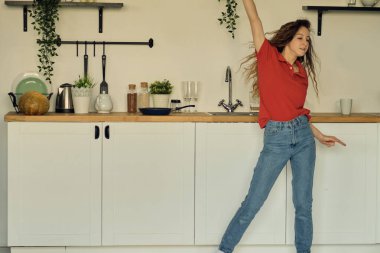 Yemek pişirirken dans etmek ve şarkı söylemek hacıları mikrofon olarak kullanır. Ev işlerine neşeli, enerjik, neşeli bir tavır takınırlar..