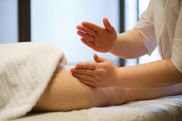 Lichaamsverzorging concept. Speciale anti-cellulitis behandeling. Masseur maakt anticellulite massage jonge vrouw in spa salon. Close-up zicht — Stockfoto