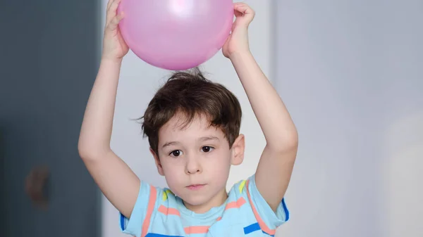 Niño alegre sorprendido con espinas en el pelo sin electrificación estática. Física, prueba eléctrica del globo de electrificación. átomos cargados positiva y negativamente. Experimento de lección escolar. — Foto de Stock