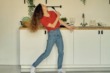 Yemek pişirirken dans etmek ve şarkı söylemek hacıları mikrofon olarak kullanır. Ev işlerine neşeli, enerjik, neşeli bir tavır takınırlar..