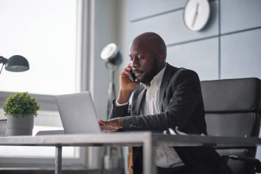 Bir müşteriyle konuşmak zor. Afro-Amerikalı adam telefonda konuşuyor, beklenmedik kötü haberler duyuyor, korkmuş genç bir erkek cep telefonu görüşmesi yapıyor.