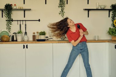 Yemek pişirirken dans etmek ve şarkı söylemek hacıları mikrofon olarak kullanır. Ev işlerine neşeli, enerjik, neşeli bir tavır takınırlar..