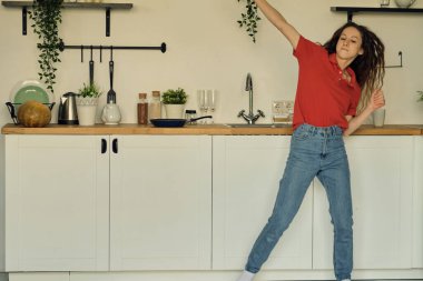 Yemek pişirirken dans etmek ve şarkı söylemek hacıları mikrofon olarak kullanır. Ev işlerine neşeli, enerjik, neşeli bir tavır takınırlar..