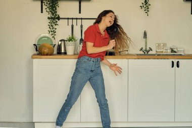 Yemek pişirirken dans etmek ve şarkı söylemek hacıları mikrofon olarak kullanır. Ev işlerine neşeli, enerjik, neşeli bir tavır takınırlar..